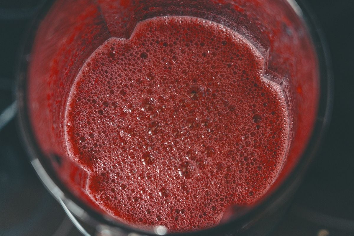 Vitamina de frutas vermelhas sendo batida dentro de um liquidificador