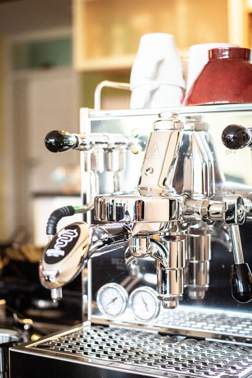 Máquina de café expresso profissional com manômetros de pressão na bancada