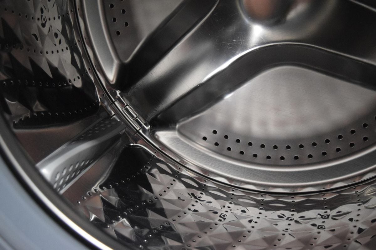 Tambor de aço inox de uma máquina lava e seca de carga frontal