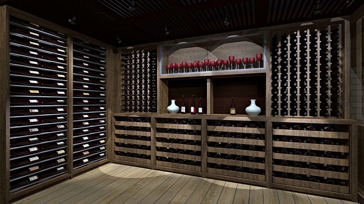 Adega de vinho com garrafas organizadas em prateleiras de madeira