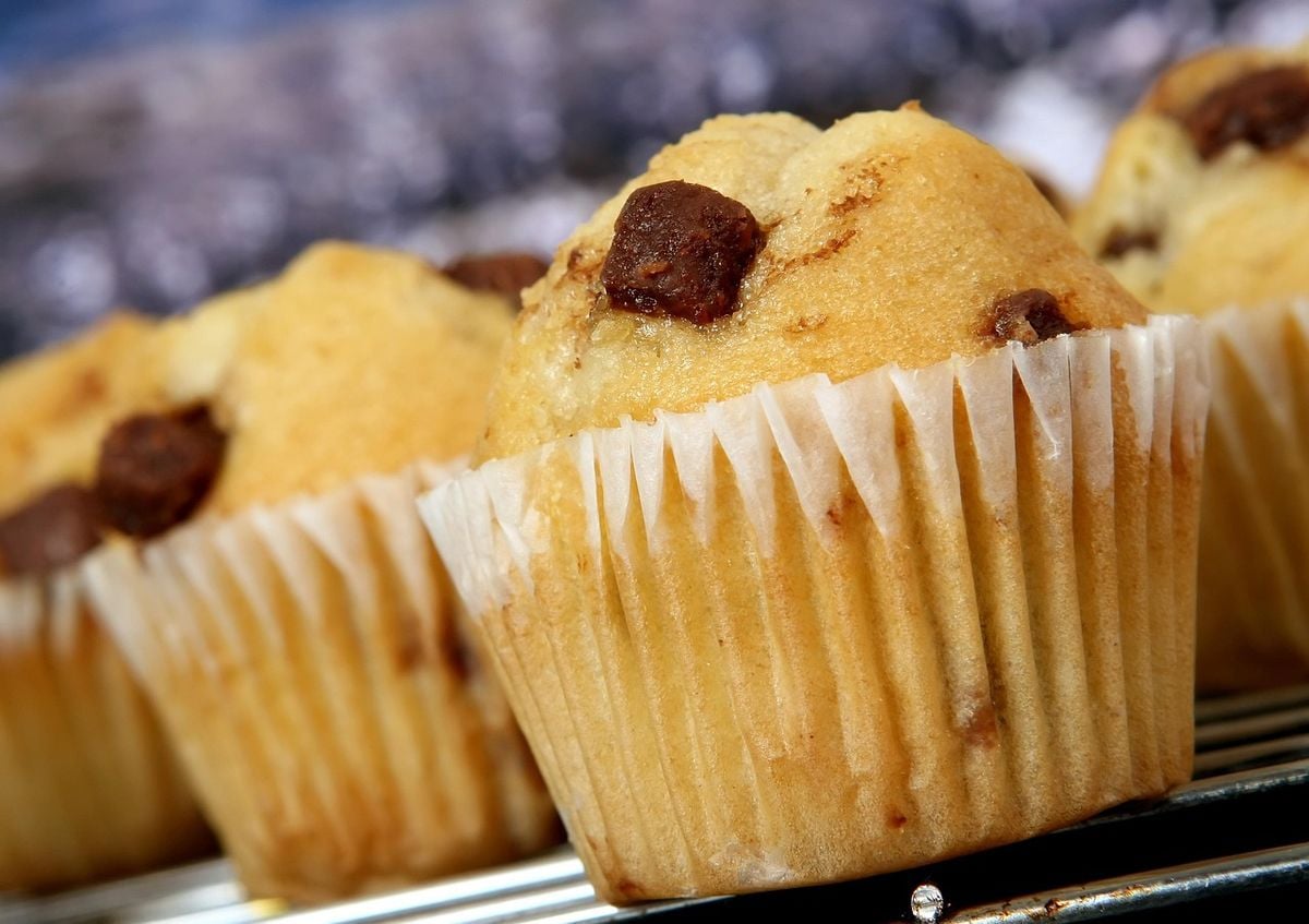 Bolinhos assados em prateleiras de uma air fryer de 3 andares