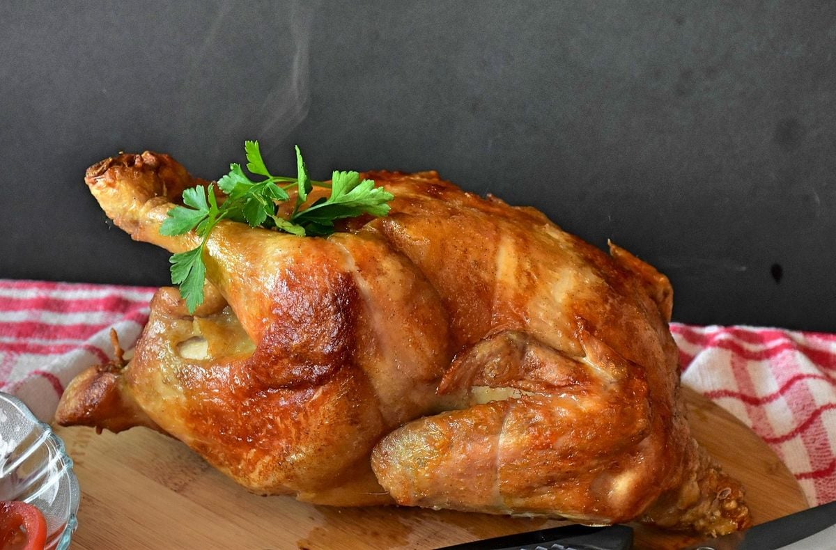 Frango assado dourado preparado em uma fritadeira Oster 3 em 1