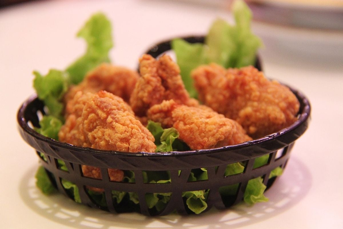 Frango crocante dourado pronto para servir, feito em air fryer de 5 litros