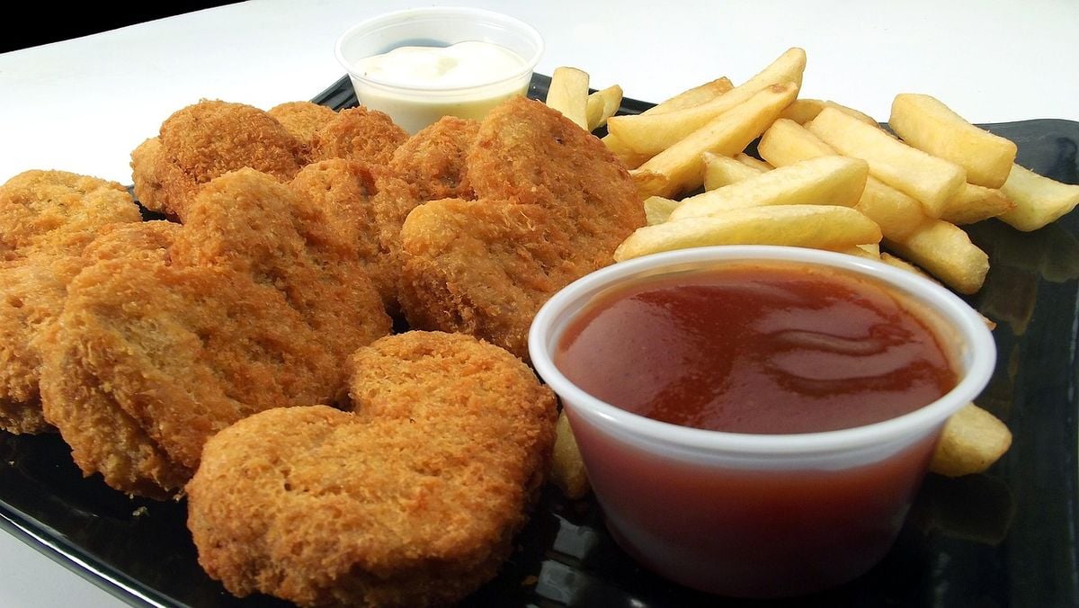Nuggets crocantes e batata frita servidos após o preparo na air fryer