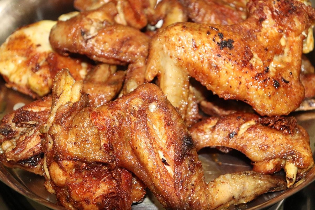 Asas de frango douradas e crocantes preparadas em air fryer
