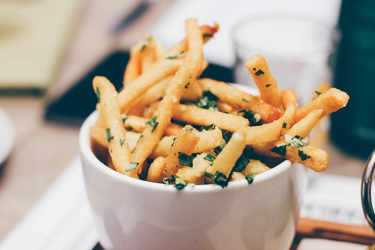 Porção de batata frita crocante e dourada preparada na air fryer Mondial 4 litros