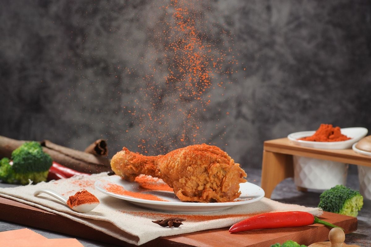 Frango crocante e dourado preparado em air fryer sobre a mesa