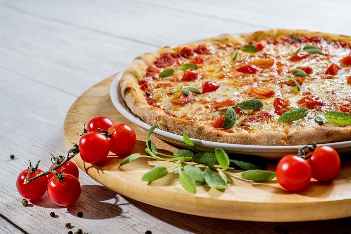 Pizza assada e dourada, preparo típico de uma air fryer oven de 12 litros