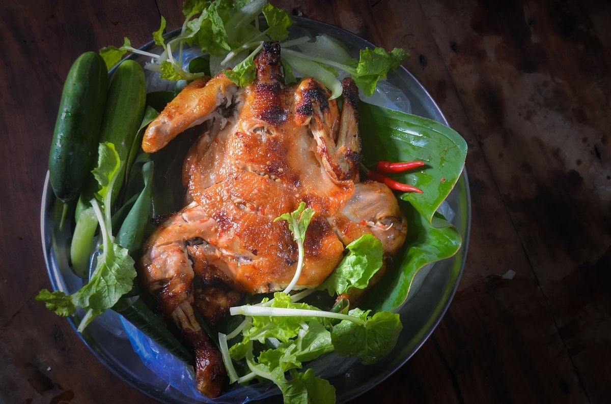 Frango assado dourado pronto para servir, preparado em air fryer oven