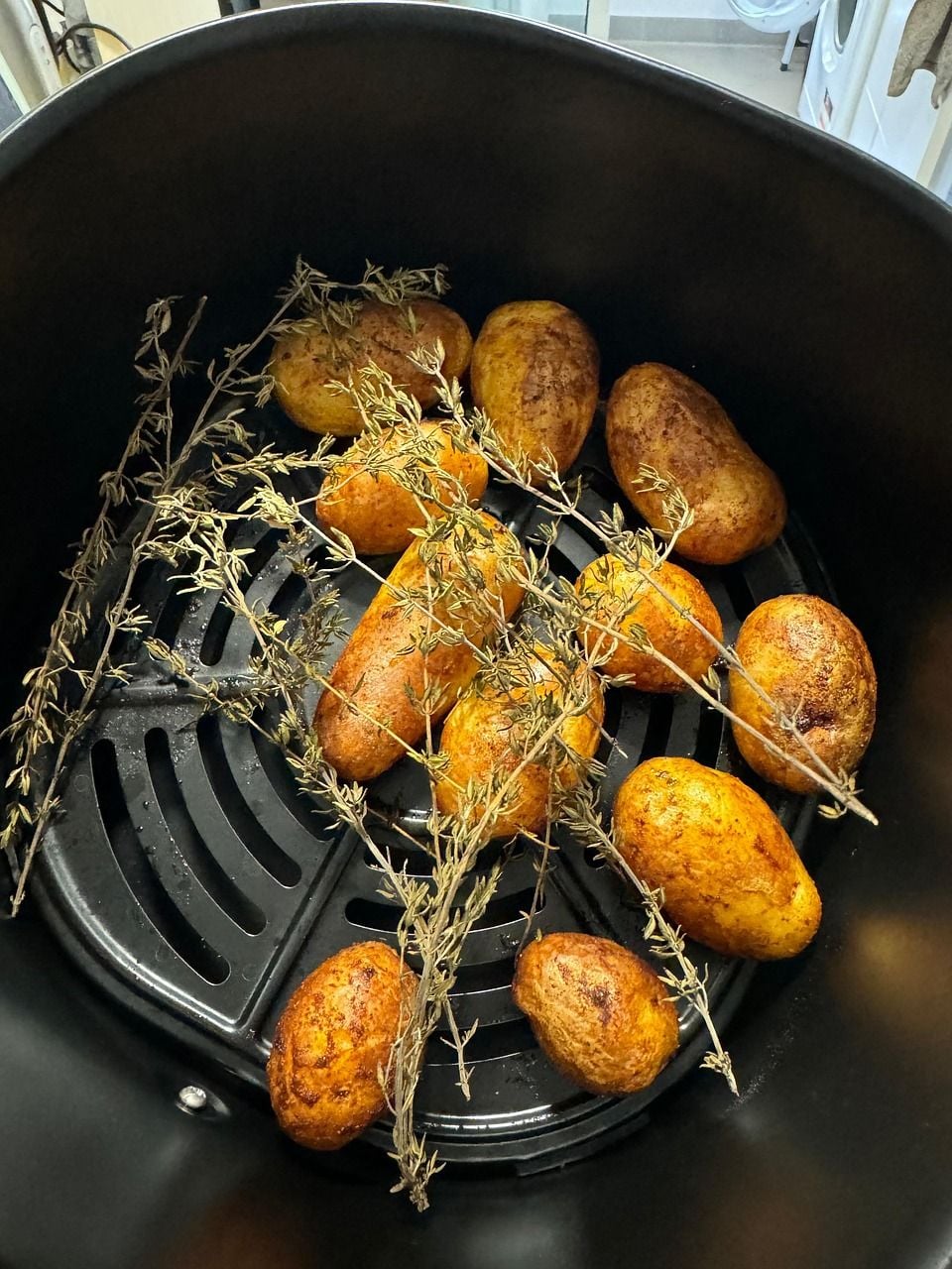 Alimentos assando na grade de uma air fryer oven