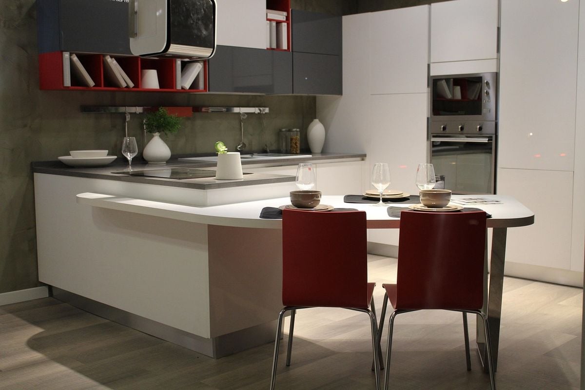 Cozinha compacta e organizada, cenário típico de quem mora sozinho