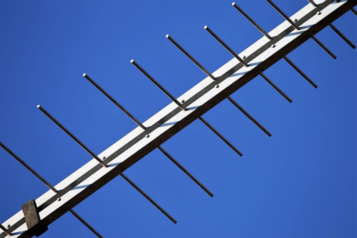Antena de TV digital instalada contra o céu azul