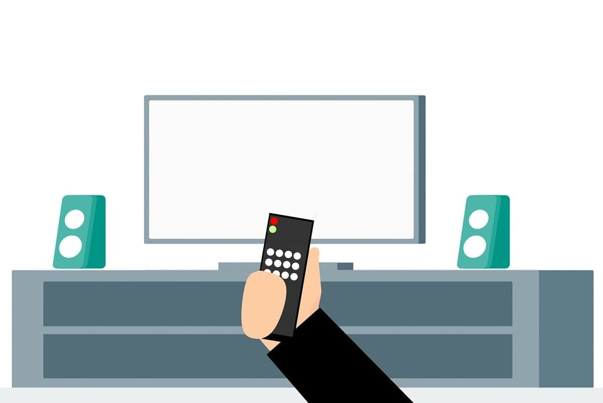 Ilustração de uma mão segurando o controle remoto apontado para uma TV com caixas de som