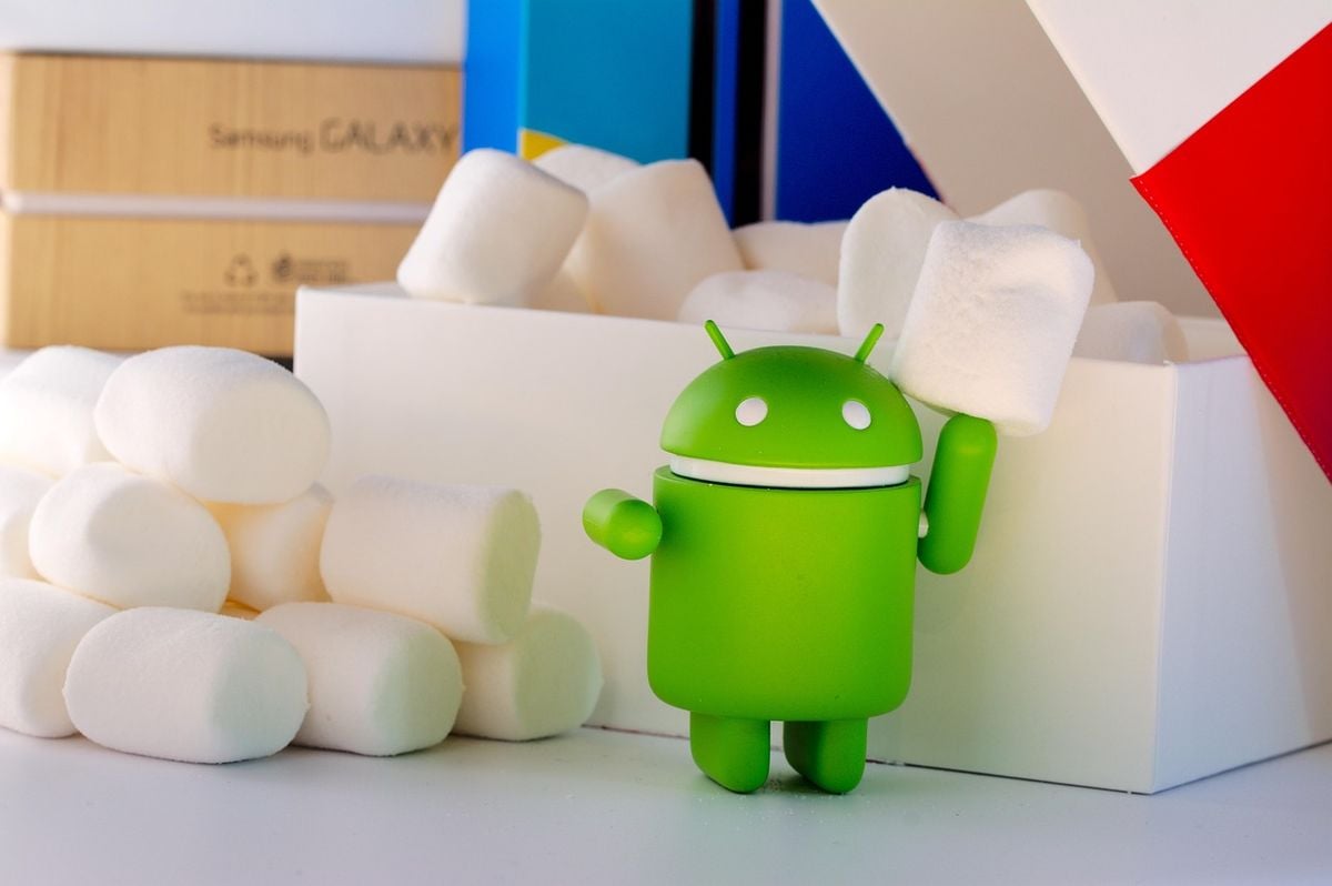 Boneco do Android sobre caixa branca representando o sistema Android
