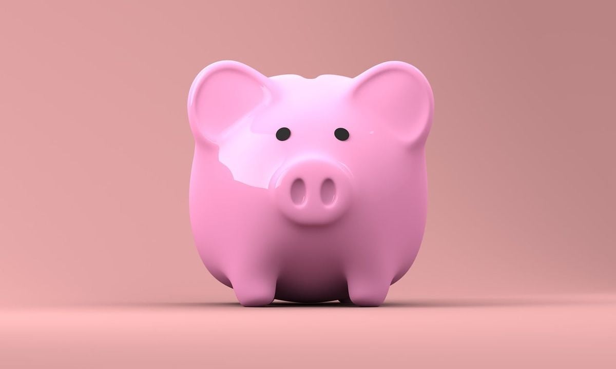 Cofrinho cor-de-rosa representando economia para transformar a TV em smart
