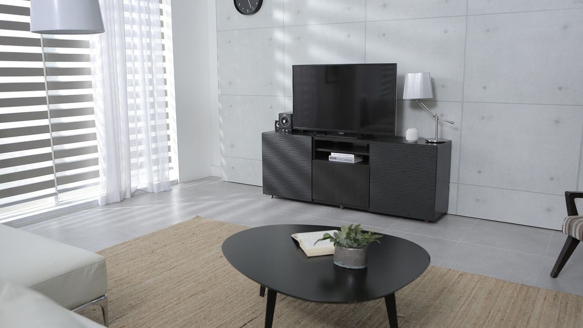 Sala de estar moderna com televisor sobre o móvel e ambiente aconchegante
