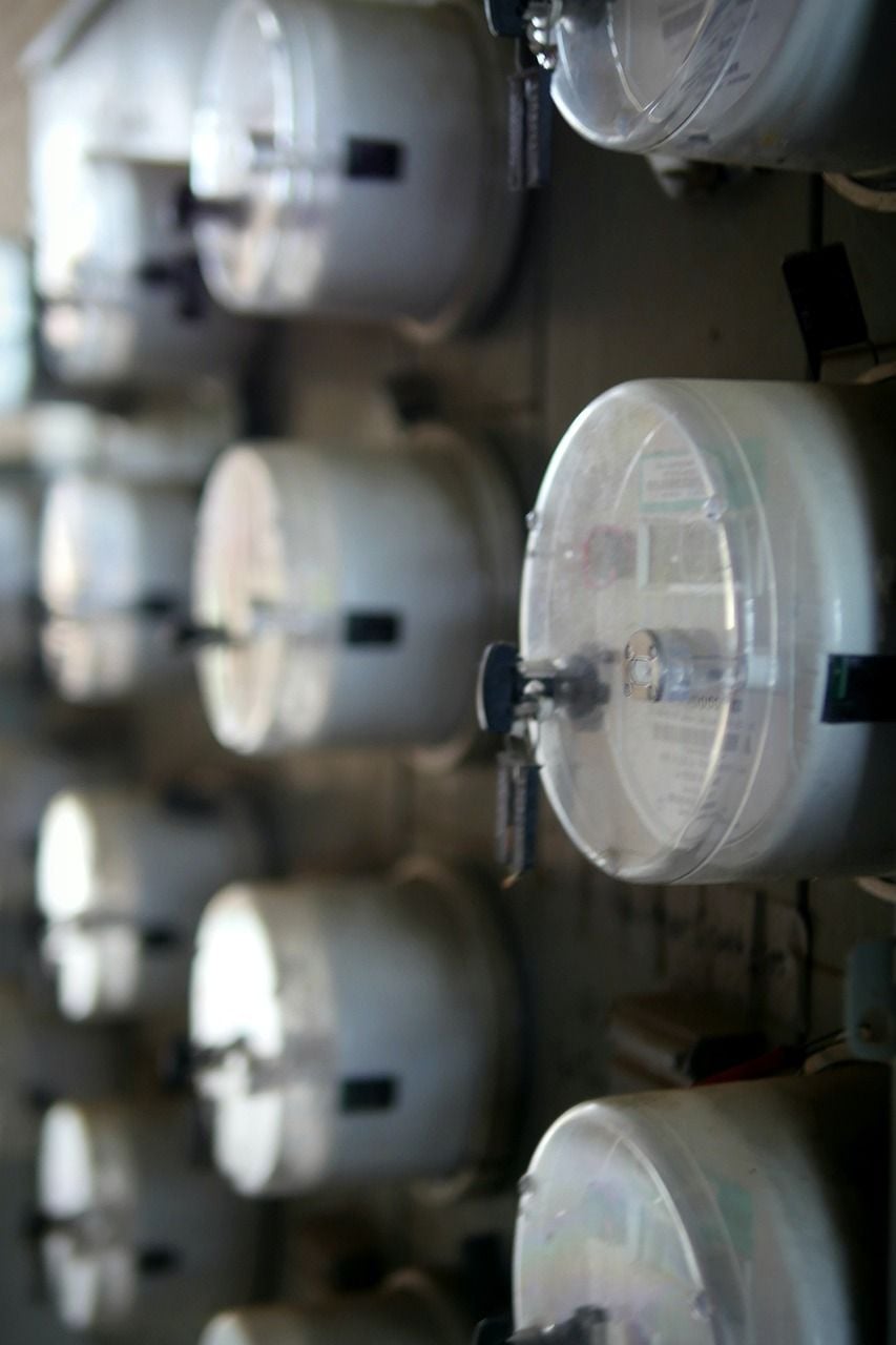 Fileira de medidores de energia elétrica