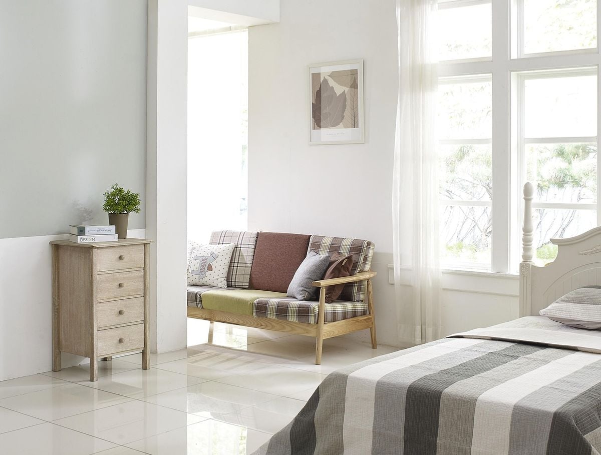 Quarto claro e organizado, ambiente típico para um ar condicionado de 9000 BTUs