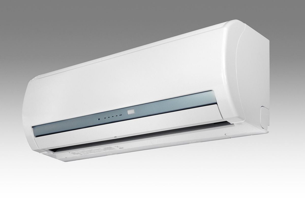 Ar-condicionado split inverter instalado na parede de um ambiente claro