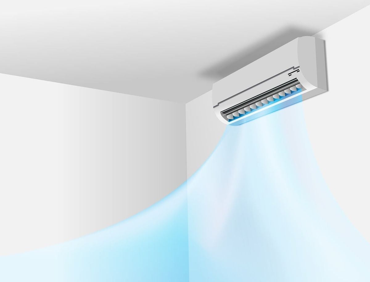 Ar condicionado split inverter ligado com fluxo de ar frio sendo distribuído