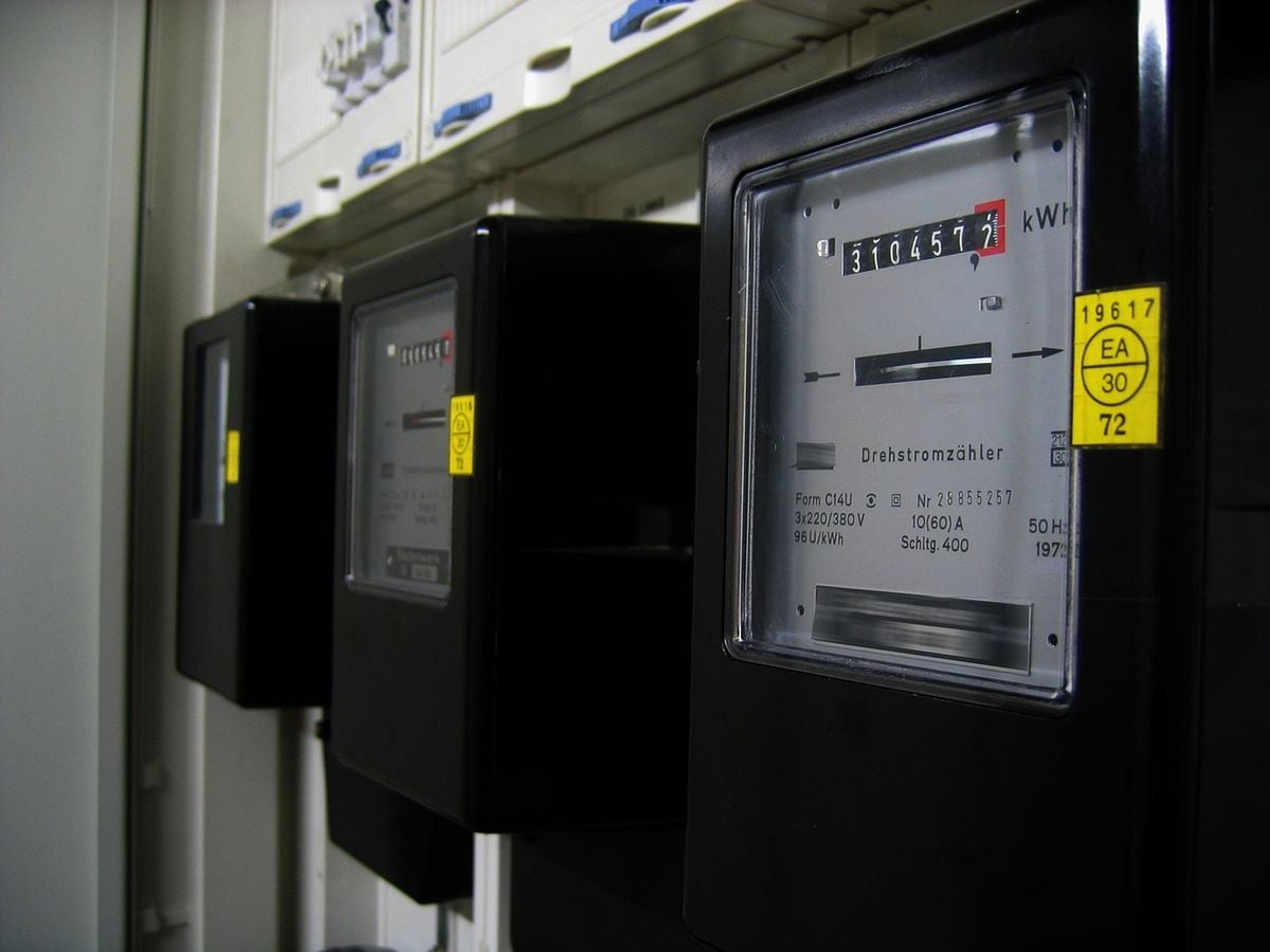 Medidores de energia elétrica residenciais medindo o consumo em kWh