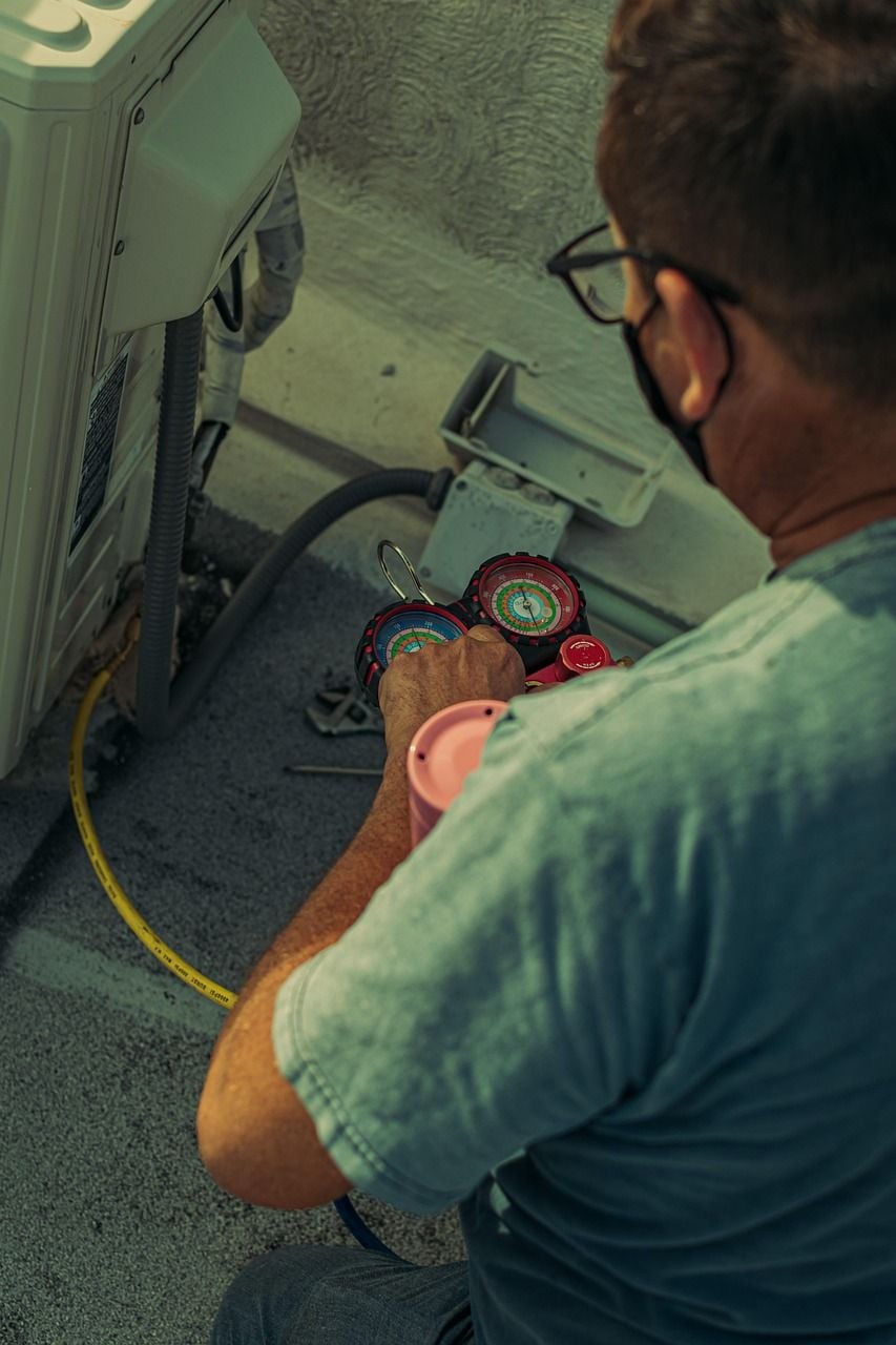 Técnico instalando a unidade externa de um ar-condicionado