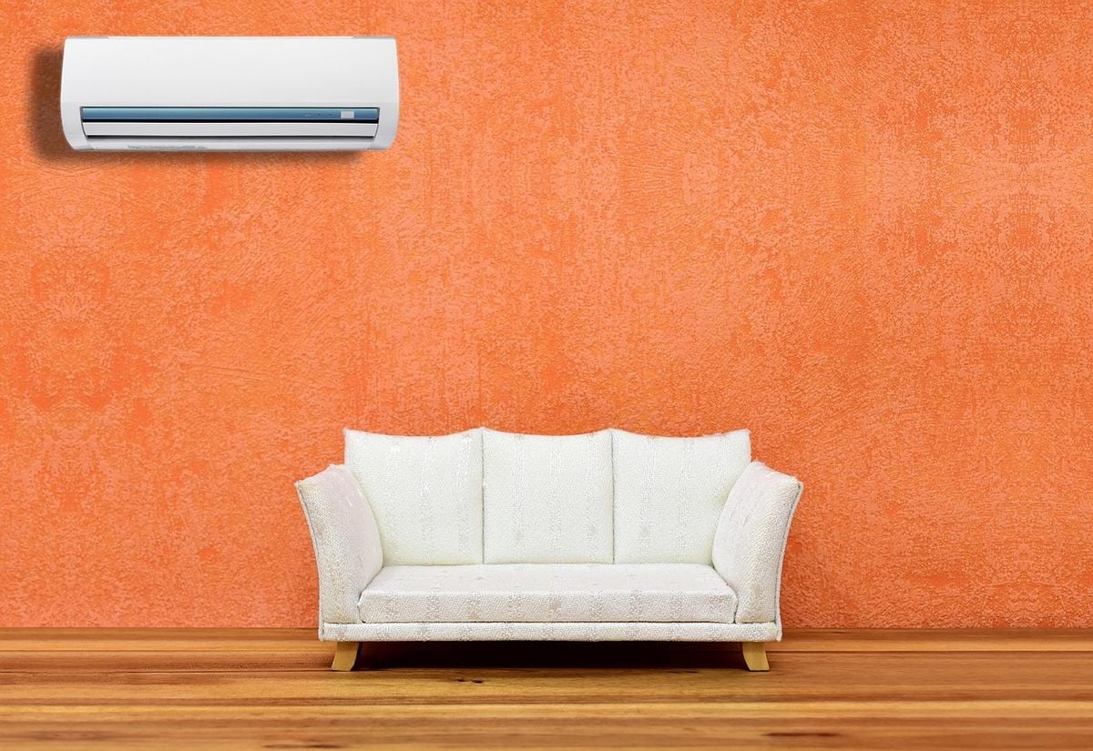 Sala com ar-condicionado split Midea instalado na parede acima do sofá