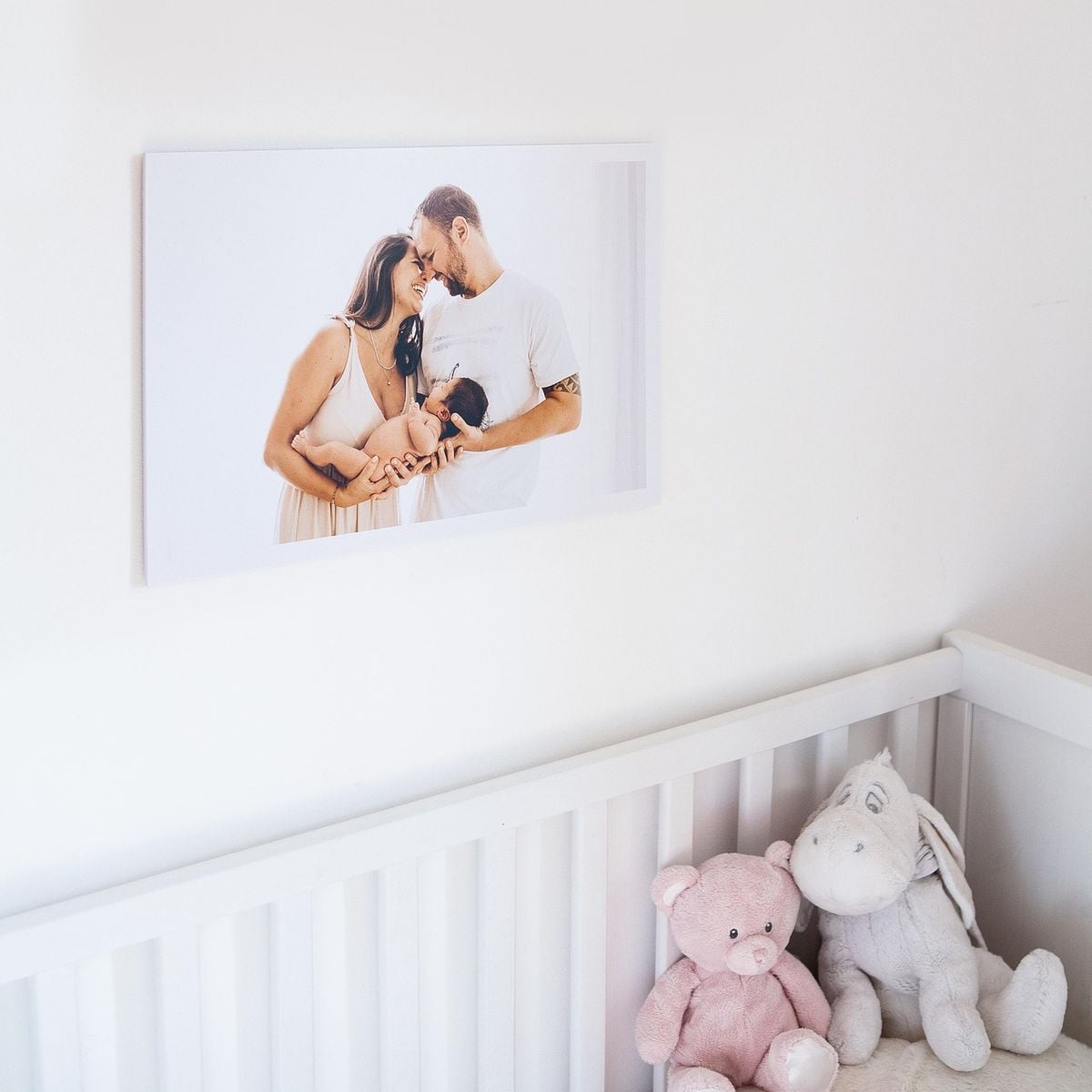 Quarto de bebê com berço, bichinhos de pelúcia e decoração suave, ambiente que pede climatização cuidadosa