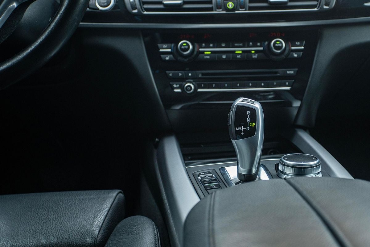 Console de carro com tomada 12V, onde o climatizador veicular é conectado