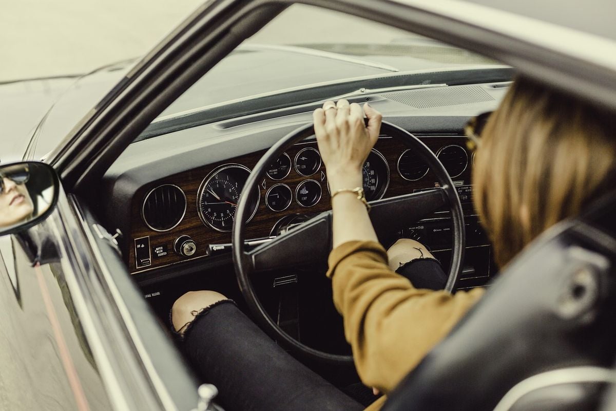 Interior de carro em movimento, onde um climatizador portátil pode ser usado na tomada 12V