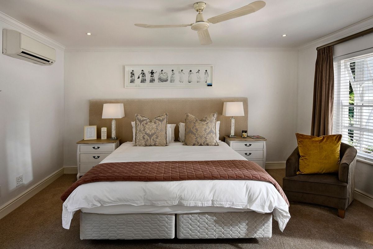 Quarto com ar-condicionado split instalado na parede