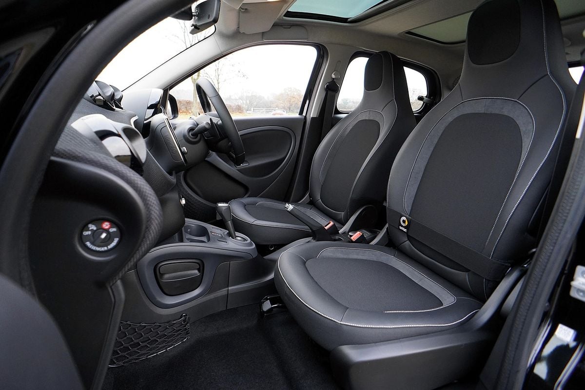 Interior de carro limpo com bancos e tapetes sem poeira