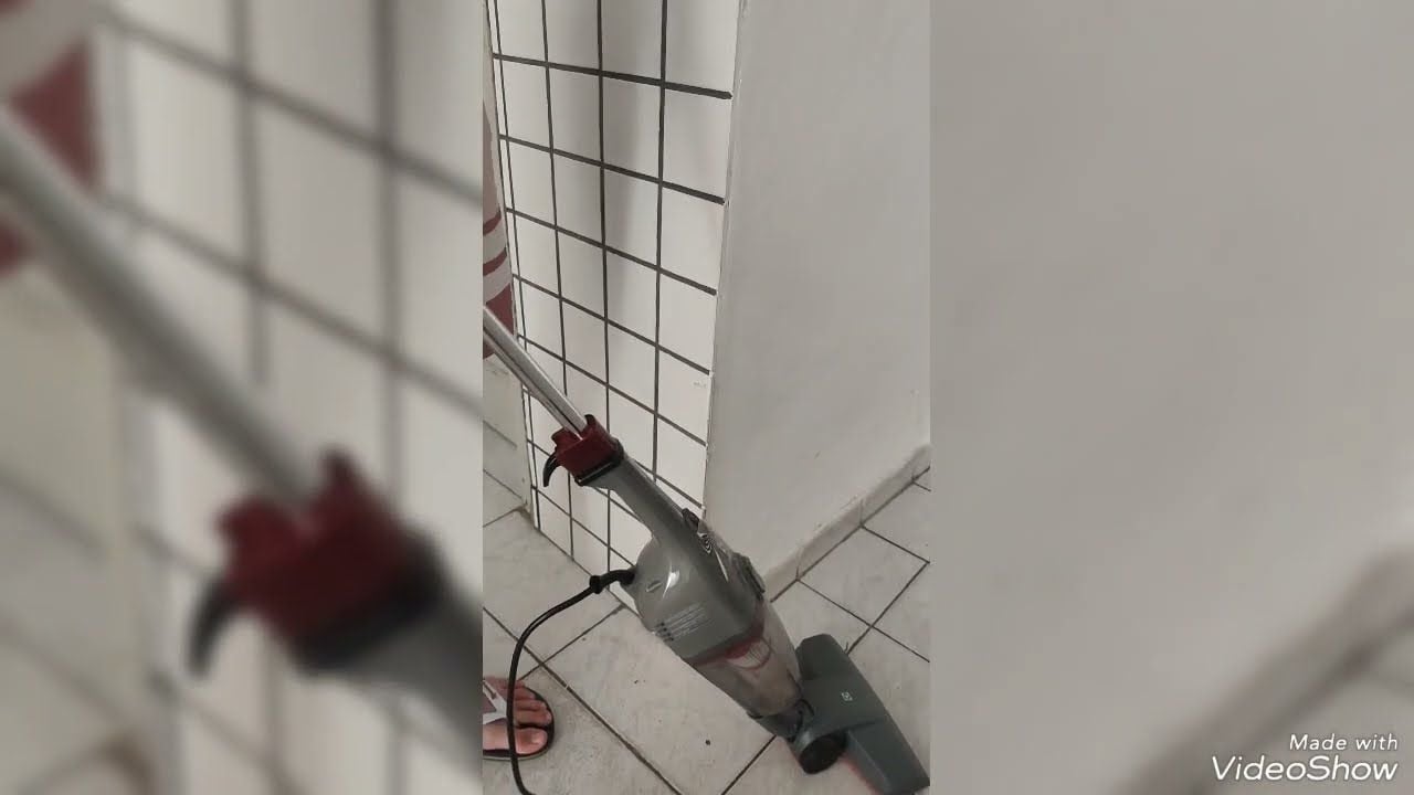 Vídeo com aspirador vertical Electrolux STK15 com fio em uso