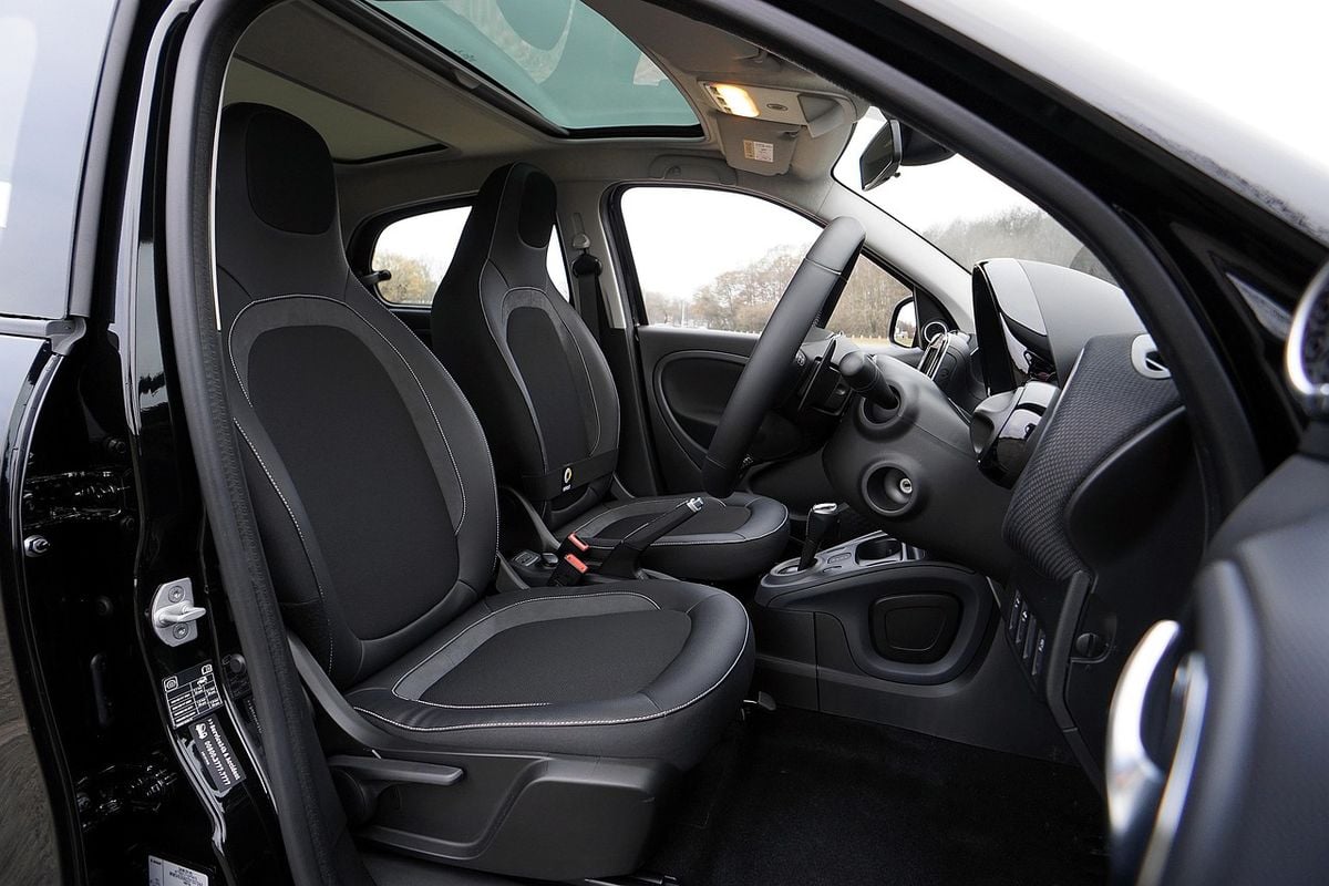 Interior de carro limpo e organizado, pronto para a aspiração de rotina