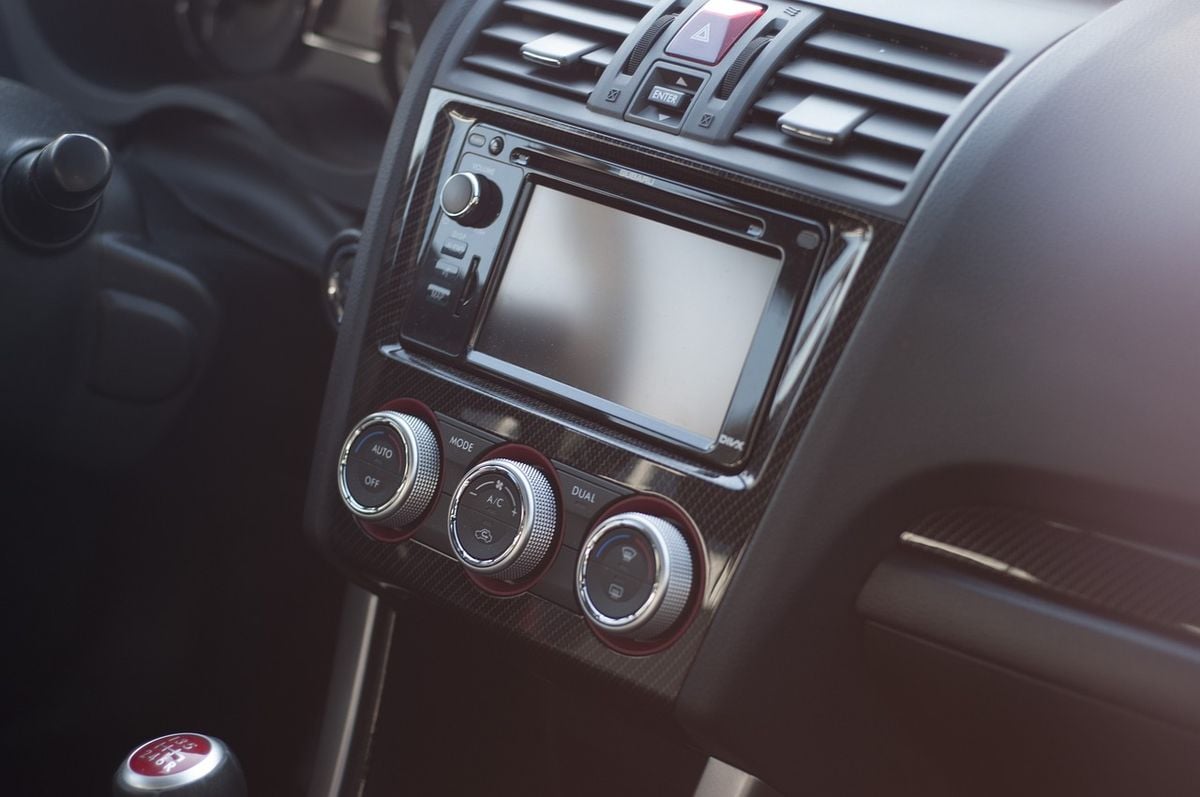 Painel e console de carro limpos, prontos para a aspiração interna