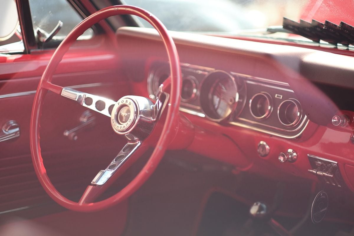Interior de carro clássico pronto para a limpeza com aspirador