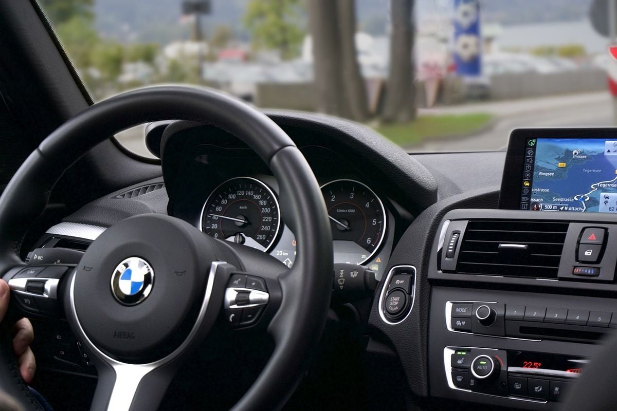Interior de carro, um dos usos mais comuns do aspirador sem fio portátil